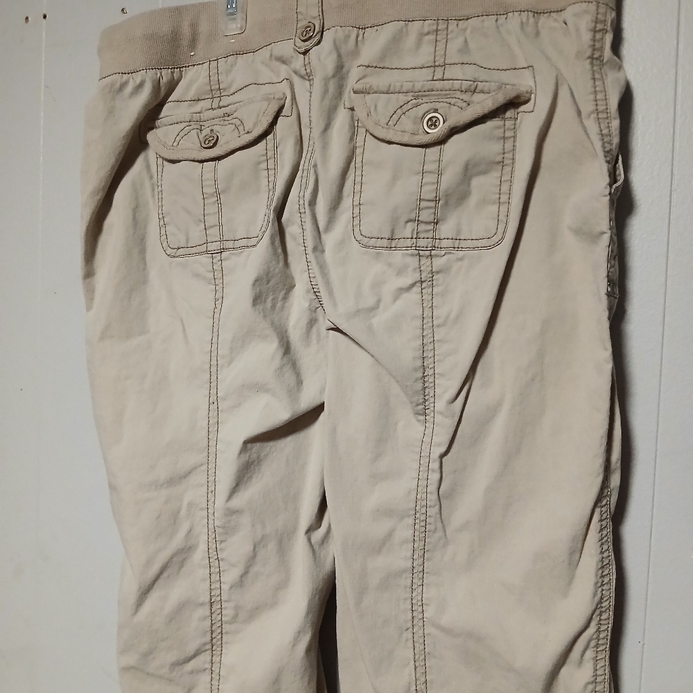 Intro love the fit brand ladies Stretch Capris. Size 12P - Picture 6 of 9